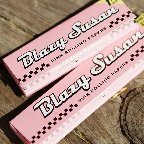 Blazy Susan Pink 1.25" Rolling Papers